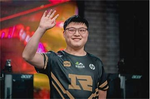 Uzi简自豪荣登《英雄联盟》名人堂 狂小狗传奇生涯铸就电竞丰碑